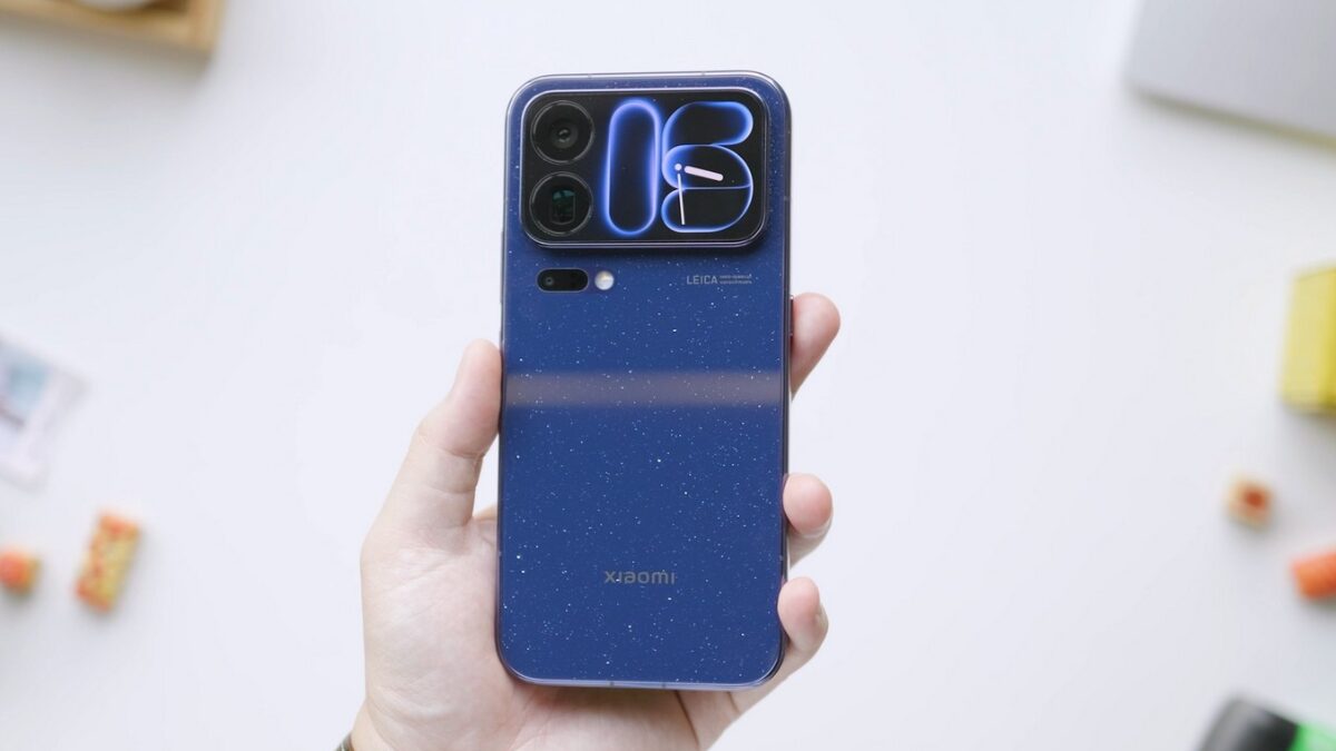 Синий смартфон Xiaomi с задней панелью и дисплеем Xiaomi HyperOS