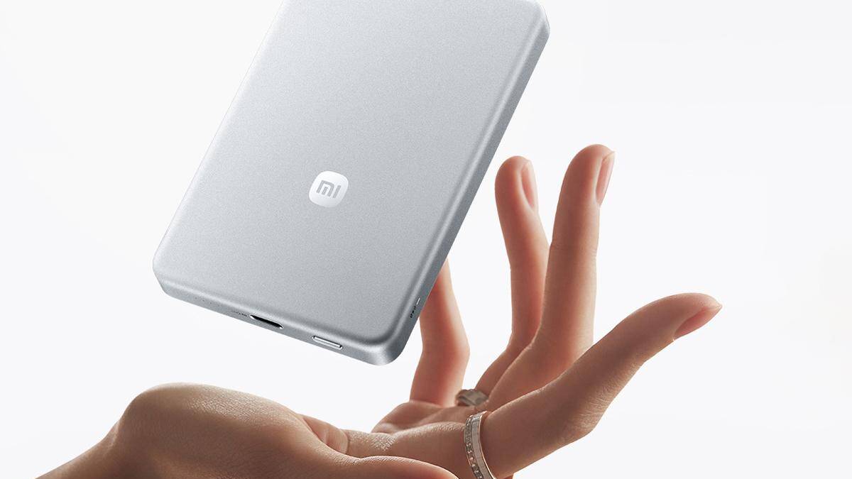 Магнитный пауэрбанк Xiaomi на 10000 мАч и 45 Вт в руках