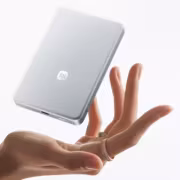 Магнитный пауэрбанк Xiaomi на 10000 мАч и 45 Вт в руках