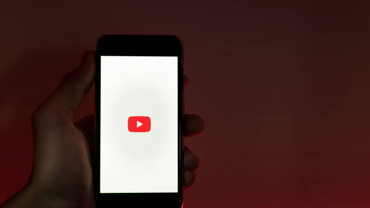Телефон с логотипом YouTube на экране смартфона