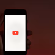 Телефон с логотипом YouTube на экране смартфона