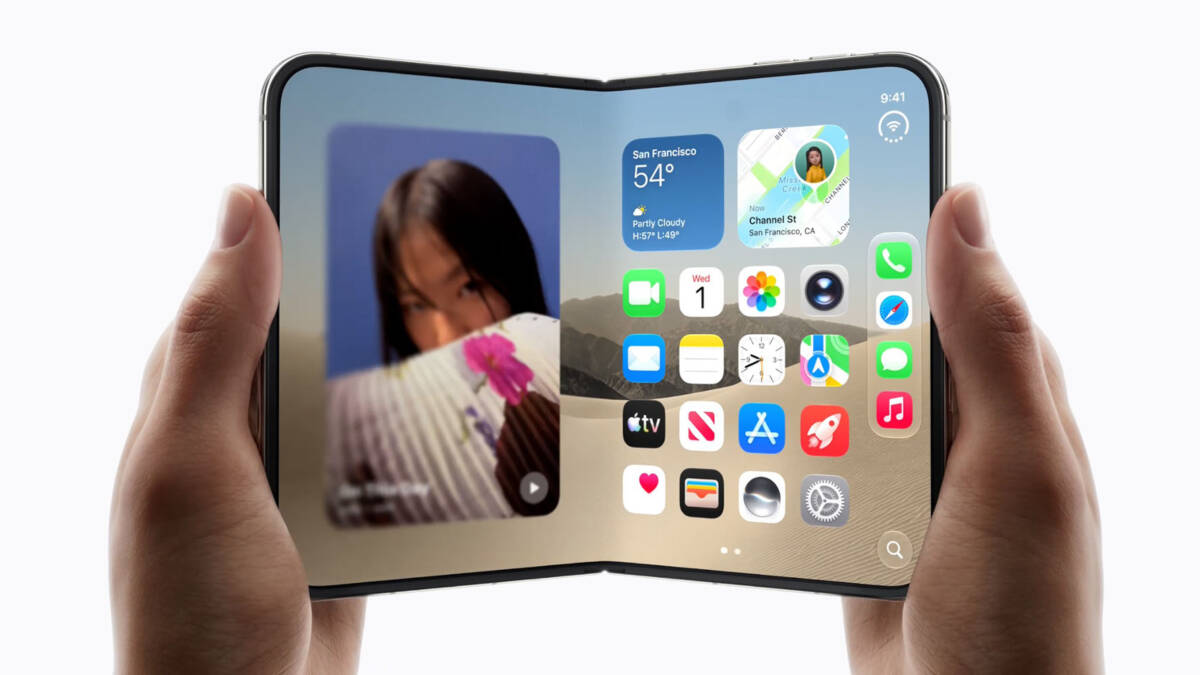 гнущийся складной iPhone Duo в руках человека