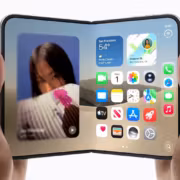 Заказы iPhone Duo в Японии начали получать более ранние даты доставки 8 гнущийся складной iPhone Duo в руках человека